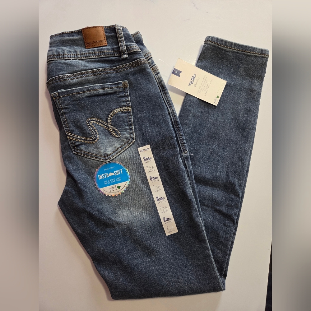 Wallflower Women's Classic Blue Skinny Jeans